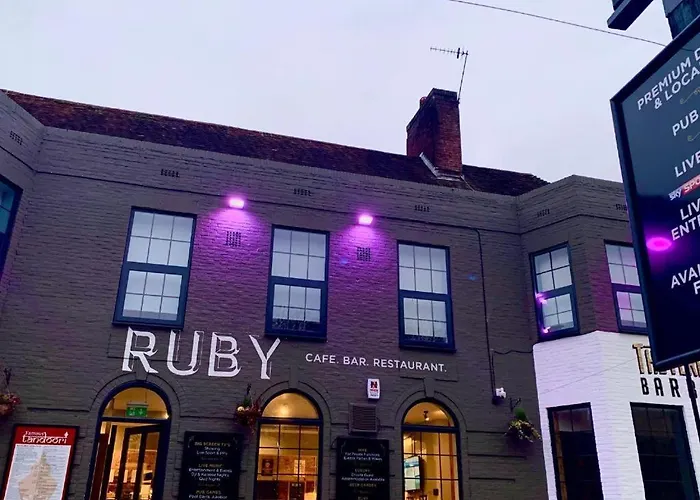 Oyo Ruby Pub & Hotel